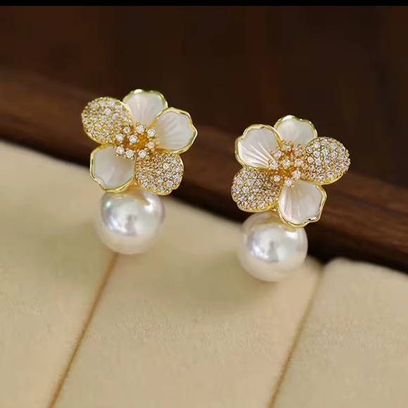 Anthropologie Jewelry - Elegant Gold White Floral Pearl Earrings